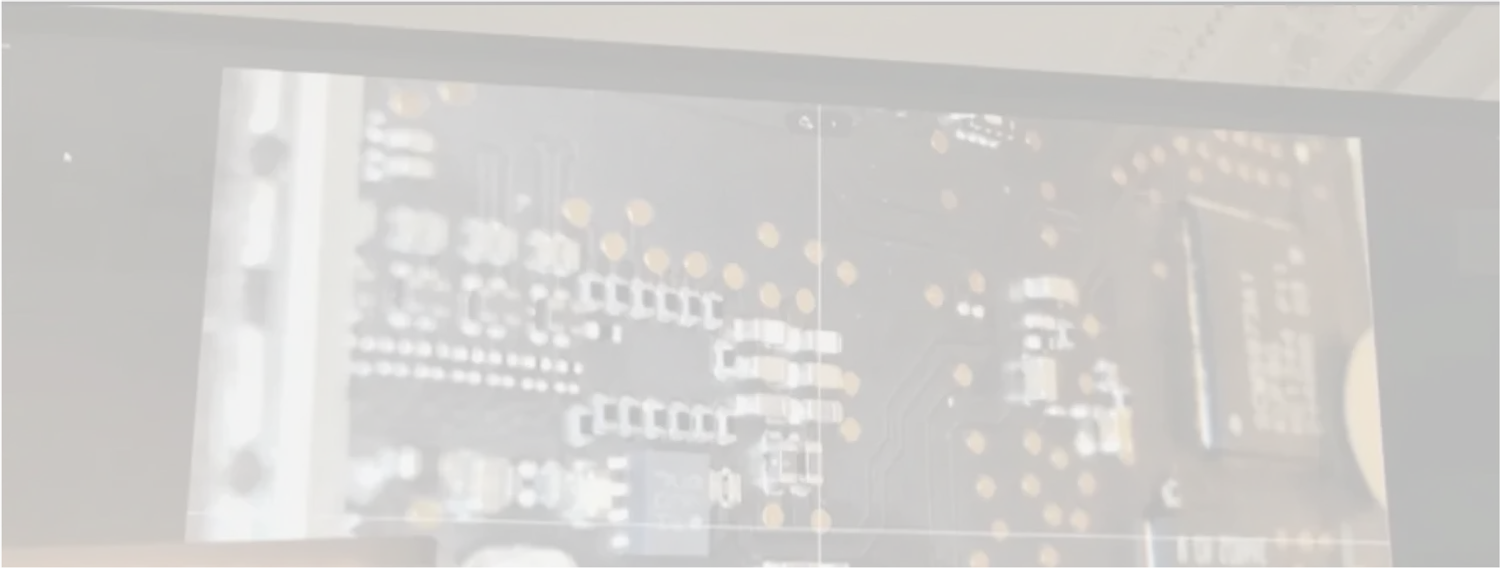 Imagen de un monitor haciendo una reparación microelectrónica de placa base, reparando un dispositivo móvil en Santifer iRepair