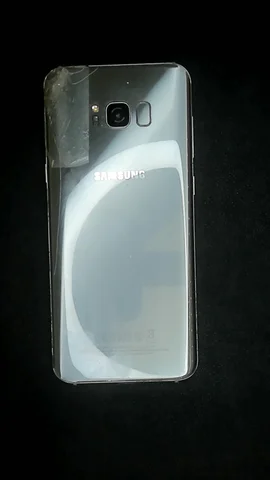 Samsung Galaxy S8+ de J****r antes de la reparación de tapa trasera