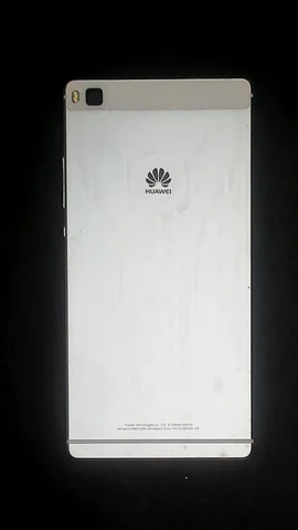 Huawei P8 de R**l antes de la reparación de cámara trasera