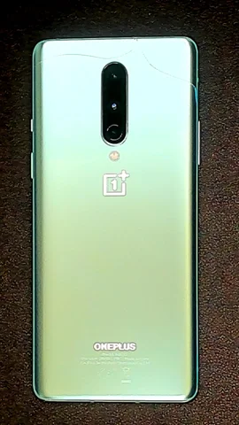OnePlus 8 de Á****o antes de la reparación de tapa trasera