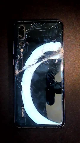 Huawei P20 Pro de M****l antes de la reparación de tapa trasera