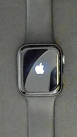 Foto tomada del Apple Watch Serie 4 44mm de N*****s posterior a la reparación de cristal digitalizador el 17 de Noviembre de 2021