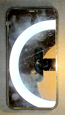 Apple iPhone 11 de J****r antes de la reparación de auricular