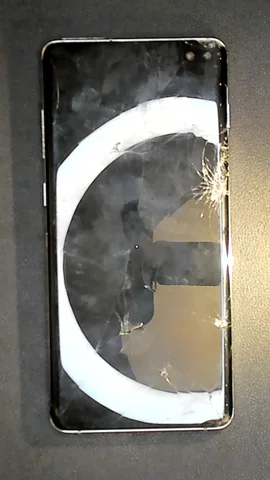 Samsung Galaxy S10+ de J**é antes de la reparación de batería y tapa trasera y pantalla