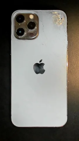 Apple iPhone 12 Pro Max de J***o antes de la reparación de tapa trasera