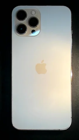 Foto tomada del Apple iPhone 12 Pro Max de L**a posterior a la reparación de tapa trasera y lente de cámara trasera el 28 de Diciembre de 2021