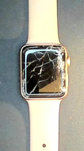 Apple Watch Serie 3 42mm de F*******o antes de la reparación de cristal digitalizador