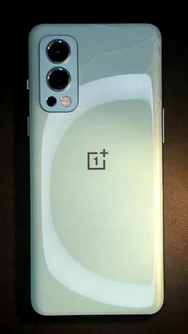 OnePlus Nord 2 5G de L***a antes de la reparación de tapa trasera