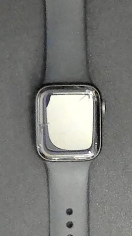 Apple Watch SE 40mm de C****n antes de la reparación de cristal digitalizador