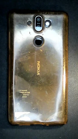 Nokia 8 Sirocco de J**n antes de la reparación de tapa trasera