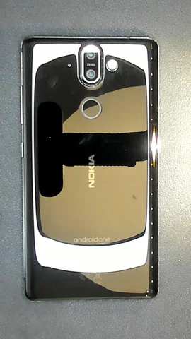 Foto tomada del Nokia 8 Sirocco de J**n posterior a la reparación de tapa trasera el 10 de Enero de 2022