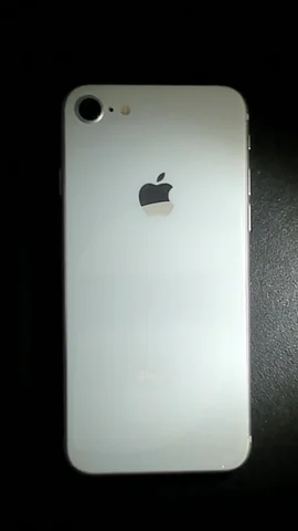 Foto tomada del Apple iPhone 8 de J****n posterior a la reparación de tapa trasera el 17 de Enero de 2022