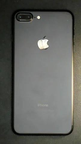 Apple iPhone 7 Plus de L*****s antes de la reparación de cámara trasera