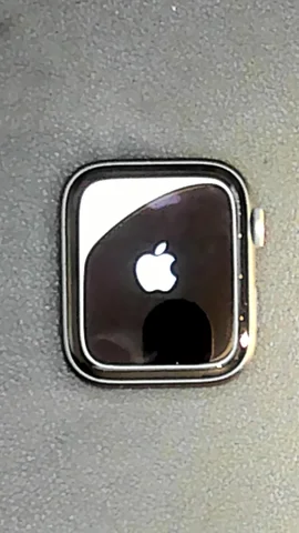 Foto tomada del Apple Watch Serie 4 44mm de J***s posterior a la reparación de cristal (sólo cristal y no el digitalizador) el 19 de Enero de 2022