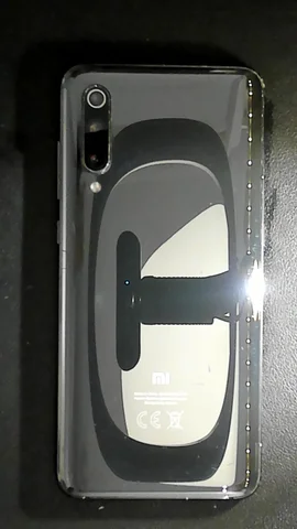 Foto tomada del Xiaomi Mi 9 de N***a posterior a la reparación de pantalla y lente de cámara trasera el 25 de Enero de 2022