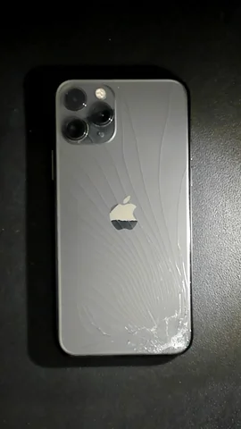 Apple iPhone 11 Pro de J***b antes de la reparación de tapa trasera