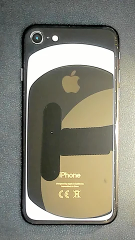 Foto tomada del Apple iPhone 8 de E*****e posterior a la reparación de tapa trasera y lente de cámara trasera el 26 de Enero de 2022