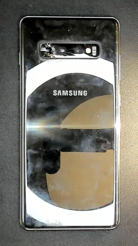 Samsung Galaxy S10+ de J**é antes de la reparación de lente de cámara trasera