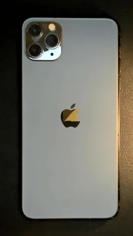 Foto tomada del Apple iPhone 11 Pro Max de D***d posterior a la reparación de tapa trasera y pantalla el 3 de Febrero de 2022