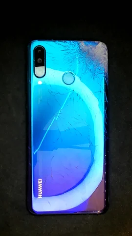 Huawei P30 lite de L******o antes de la reparación de tapa trasera y pantalla