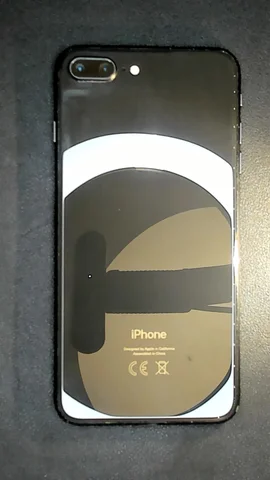 Foto tomada del Apple iPhone 8 Plus de M***a posterior a la reparación de tapa trasera y electrónica de botón de encendido y electrónica de botones de volumen el 17 de Febrero de 2022