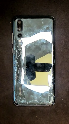 Huawei P20 Pro de J****r antes de la reparación de tapa trasera y batería y puerto de carga