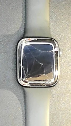 Apple Watch SE 44mm de A*****o antes de la reparación de cristal digitalizador