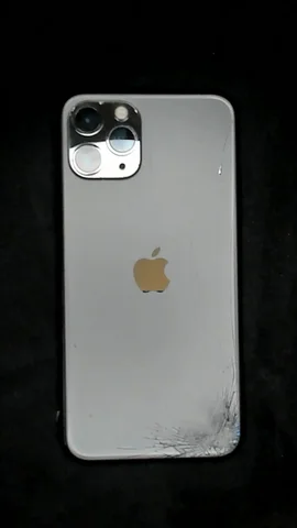 Apple iPhone 11 Pro de A****a antes de la reparación de tapa trasera