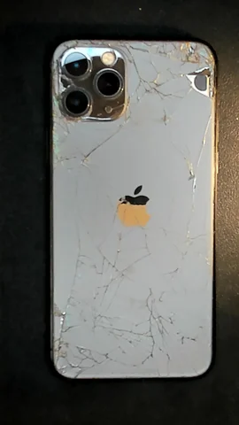 Apple iPhone 11 Pro de M***o antes de la reparación de tapa trasera y pantalla