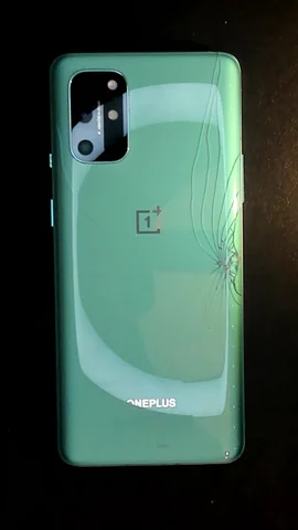 OnePlus 8T de M****a antes de la reparación de tapa trasera