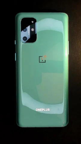 Foto tomada del OnePlus 8T de M****a posterior a la reparación de tapa trasera el 4 de Abril de 2022