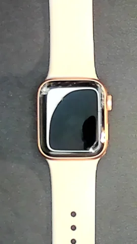 Apple Watch SE 40mm de M****l antes de la reparación de cristal digitalizador