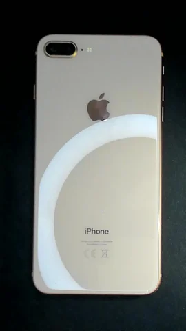 Apple iPhone 8 Plus de N***a antes de la reparación de batería y lente de cámara trasera