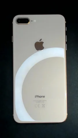 Foto tomada del Apple iPhone 8 Plus de N***a posterior a la reparación de batería y lente de cámara trasera el 26 de Abril de 2022