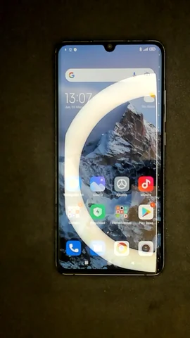 Foto tomada del Xiaomi Mi Note 10 de J****r posterior a la reparación de batería el 5 de Mayo de 2022