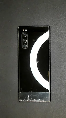 Sony Xperia 5 de M******a antes de la reparación de tapa trasera