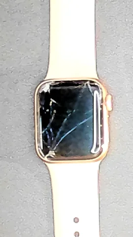 Apple Watch SE 40mm de E****o antes de la reparación de cristal digitalizador