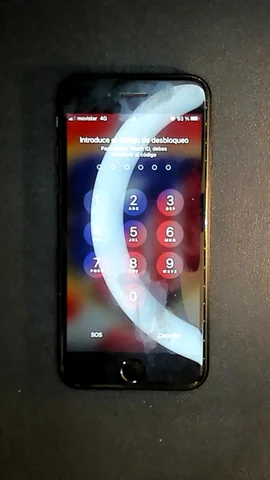 Apple iPhone SE (2020) de F*******o antes de la reparación de auricular