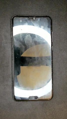 Huawei P20 Pro de m****i antes de la reparación de pantalla