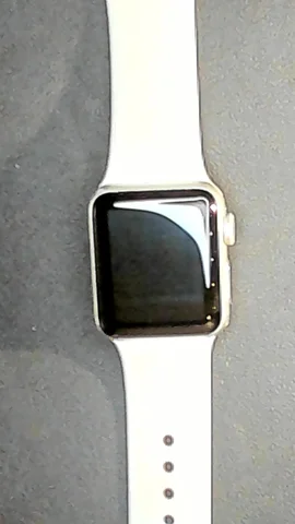 Foto tomada del Apple Watch Serie 3 38mm de C****a posterior a la reparación de batería y cristal digitalizador el 10 de Junio de 2022