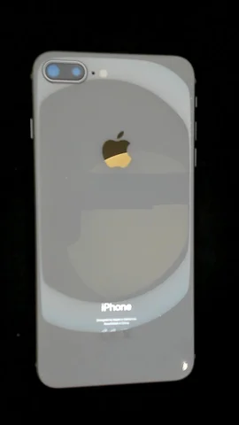 Foto tomada del Apple iPhone 8 Plus de M****m posterior a la reparación de pantalla y tapa trasera y electrónica de botón de encendido y electrónica de botones de volumen el 13 de Junio de 2022