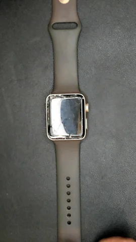 Apple Watch Serie 2 42mm de T****a antes de la reparación de cristal digitalizador