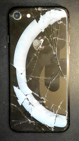 Apple iPhone 8 de M***a antes de la reparación de cámara trasera y tapa trasera