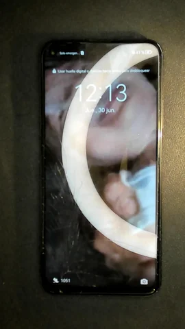 Huawei nova 5T de R*****o antes de la reparación de pantalla