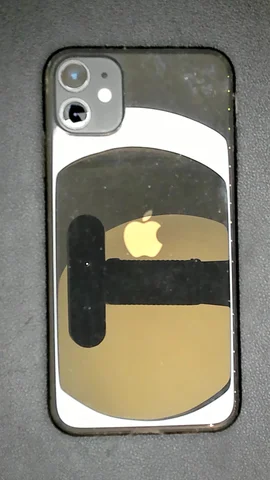 Apple iPhone 11 de M*****l antes de la reparación de lente de cámara trasera