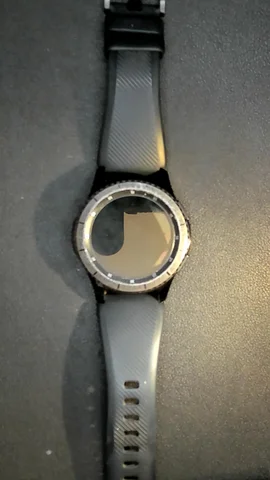 Foto tomada del Samsung Gear S3 frontier de D***d posterior a la reparación de electrónica de botón de encendido el 18 de Julio de 2022