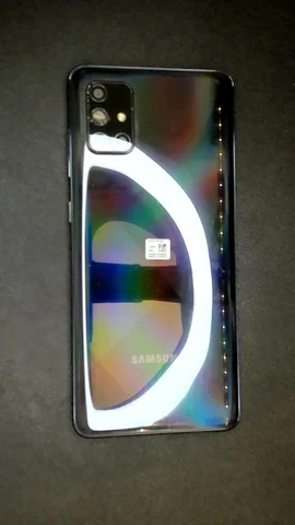 Samsung Galaxy A71 de J****r antes de la reparación de lente de cámara trasera y cámara trasera