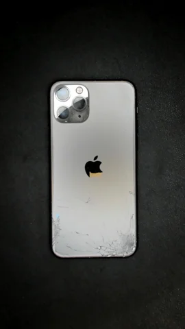 Apple iPhone 11 Pro de C***o antes de la reparación de pantalla y tapa trasera