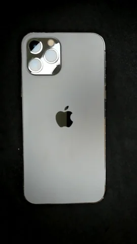 Foto tomada del Apple iPhone 12 Pro de J**é posterior a la reparación de tapa trasera el 22 de Julio de 2022