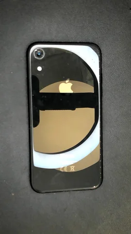 Apple iPhone XR de S****a antes de la reparación de lente de cámara trasera